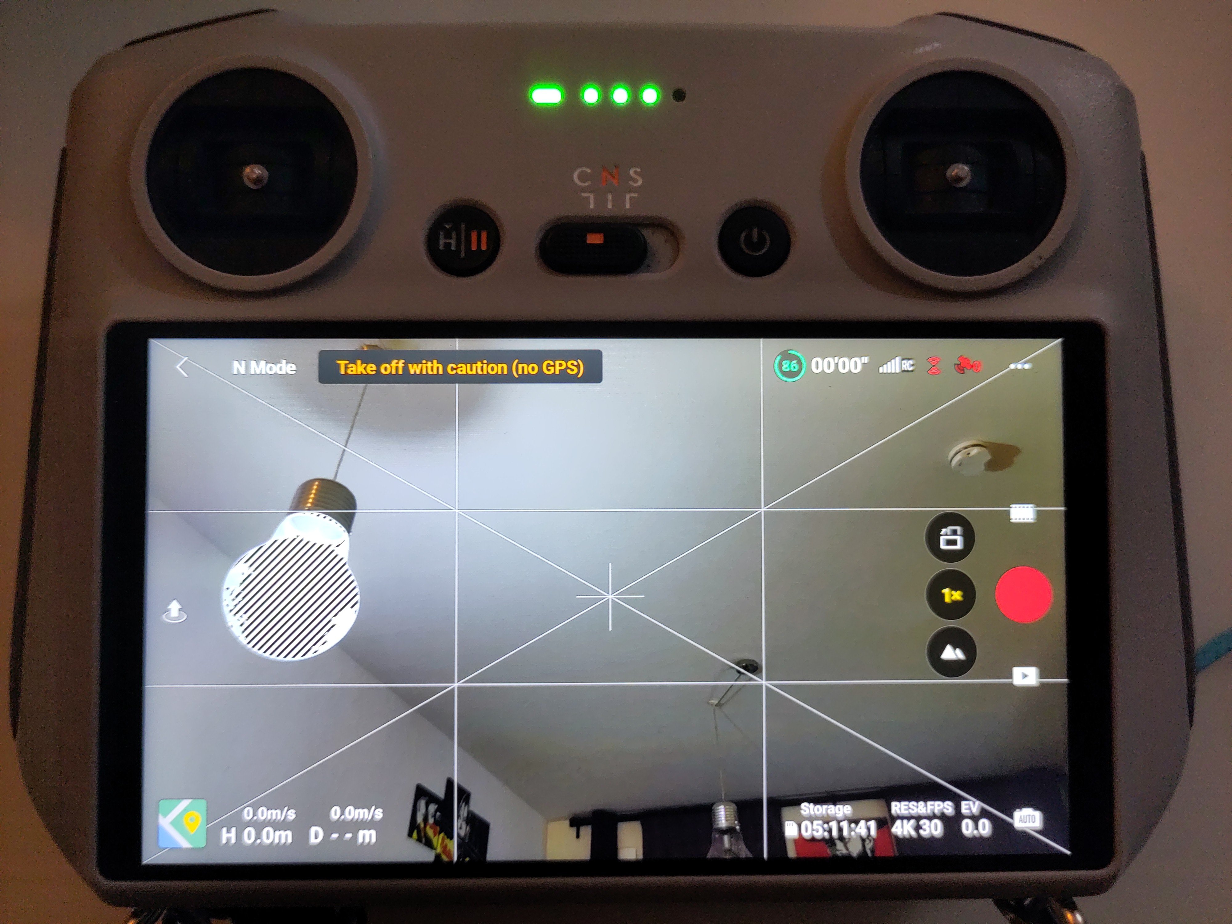 Blick auf Fernbedienung. Zu sehen ist ein heller Bereich (Deckenlampe), der schraffiert dargestellt wird