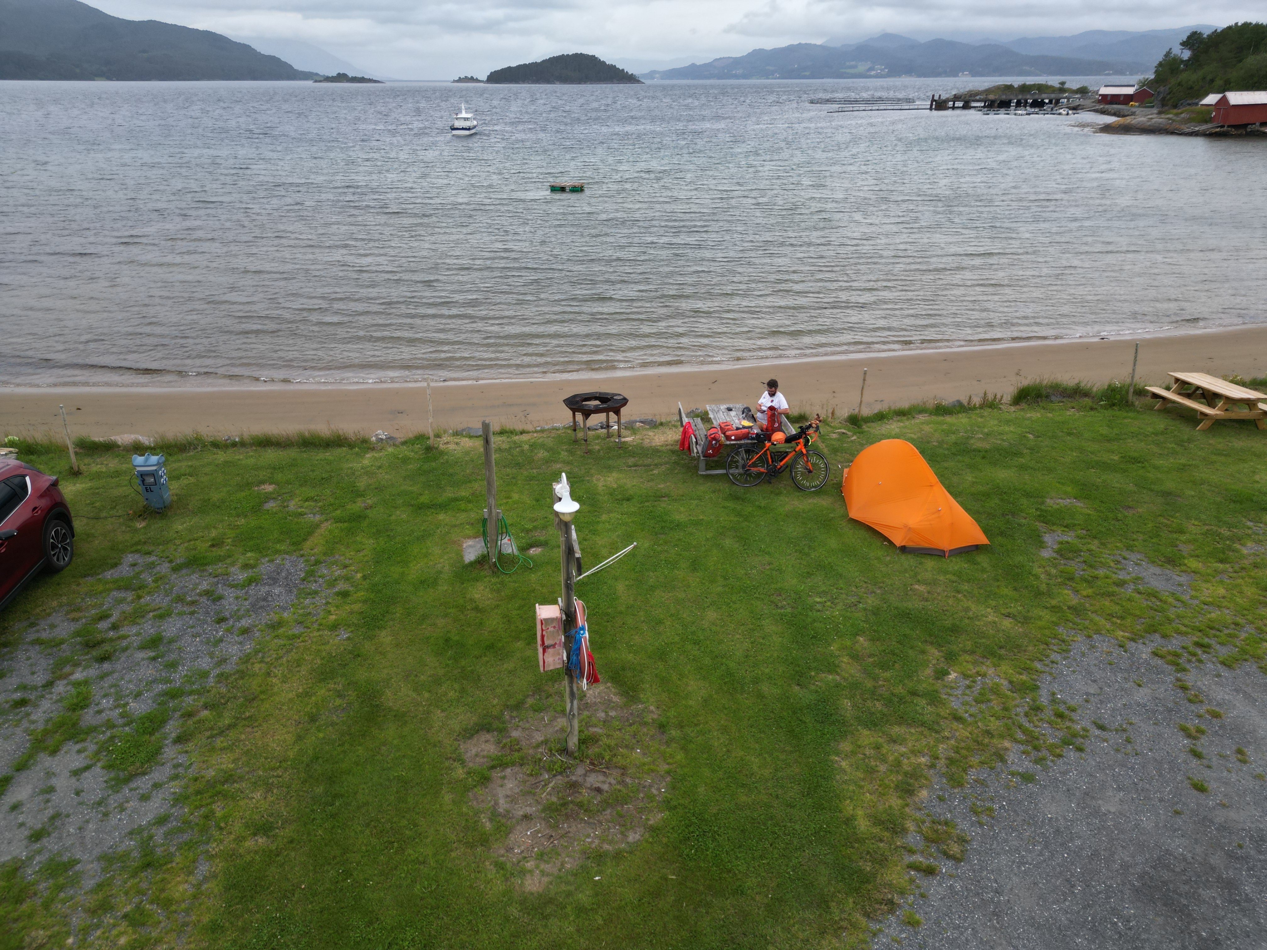 Drohnenfoto von Zelt am Strand