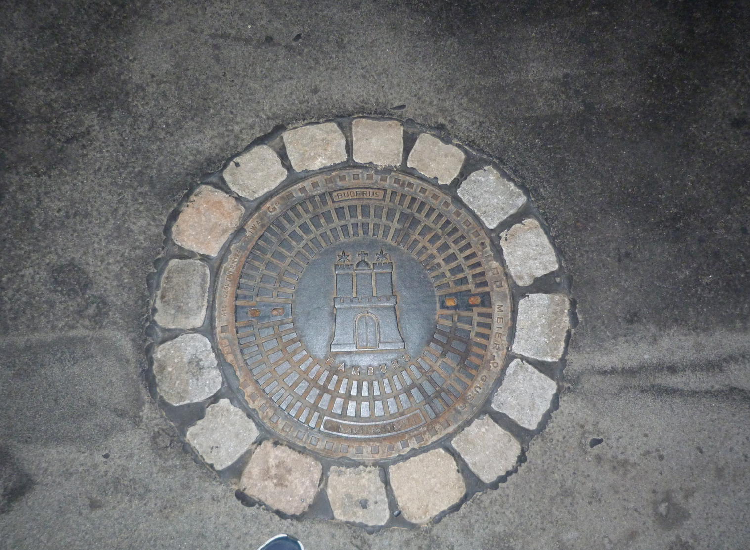 Gullydeckel mit Hamburger Stadtwappen