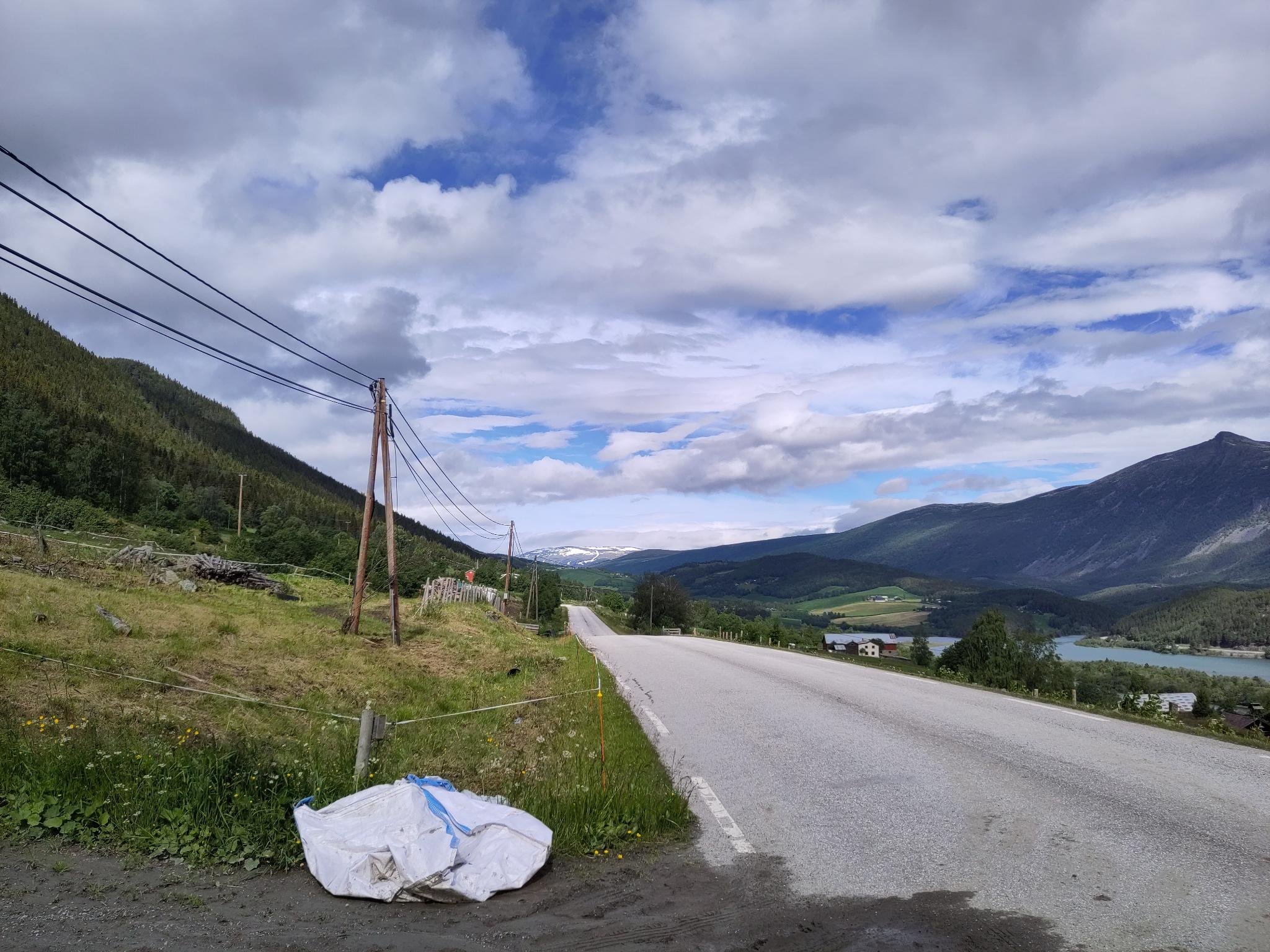 Es könnte kalt werden Schneebedeckter Gipfel in der Ferne