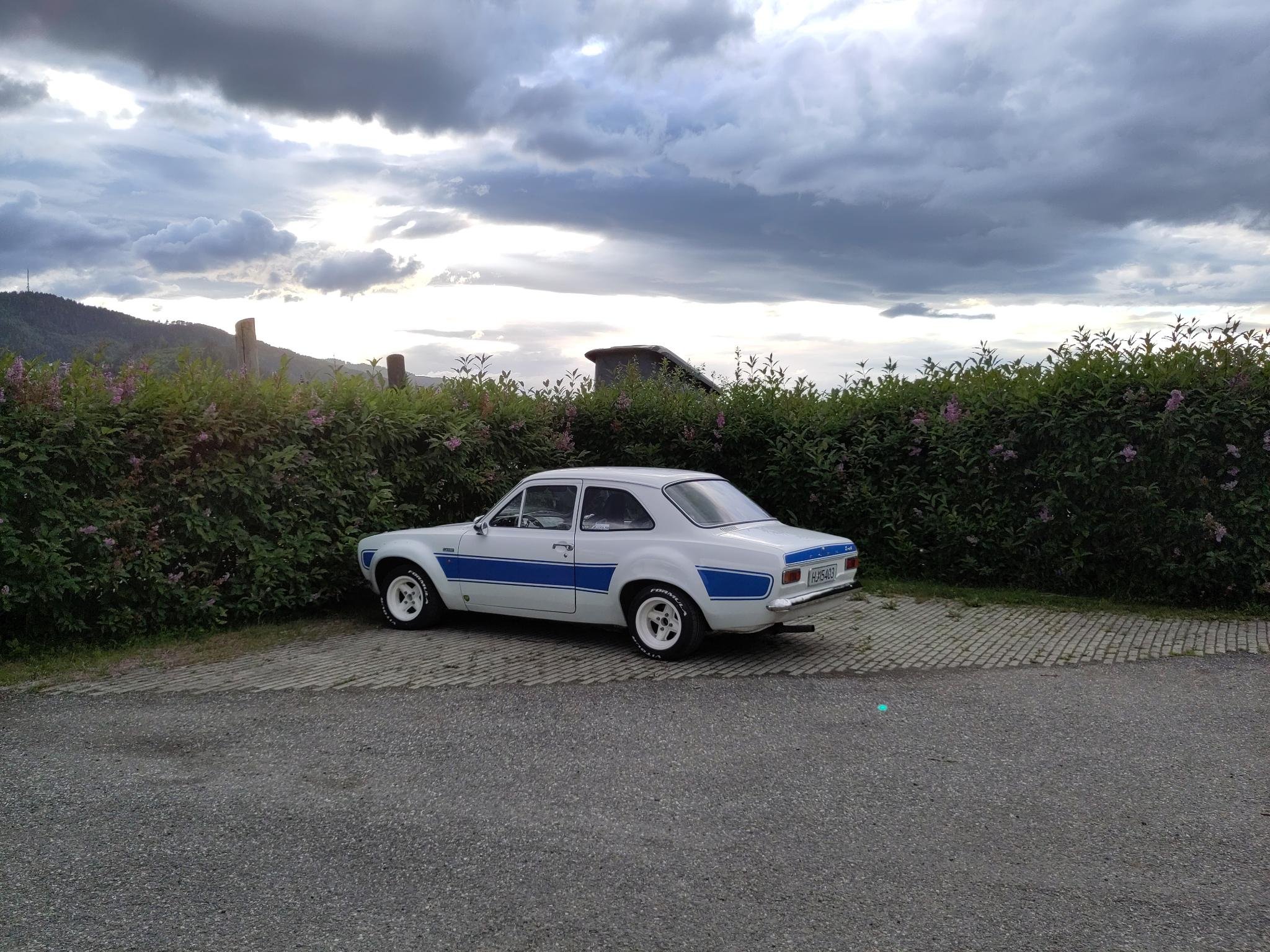 In Lillehammer gibts kleine Autos Alter weißer Ford Escord