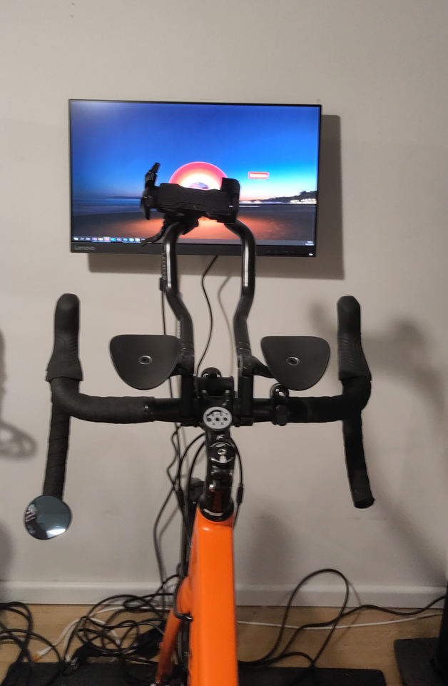 Blick auf Monitor von Fahrrad aus