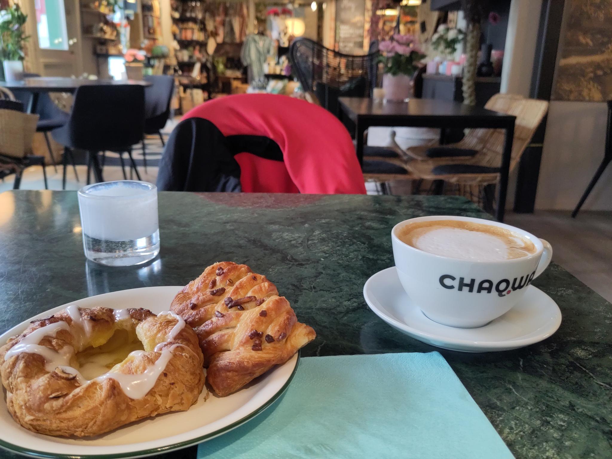 Backwaren und Cappuchino