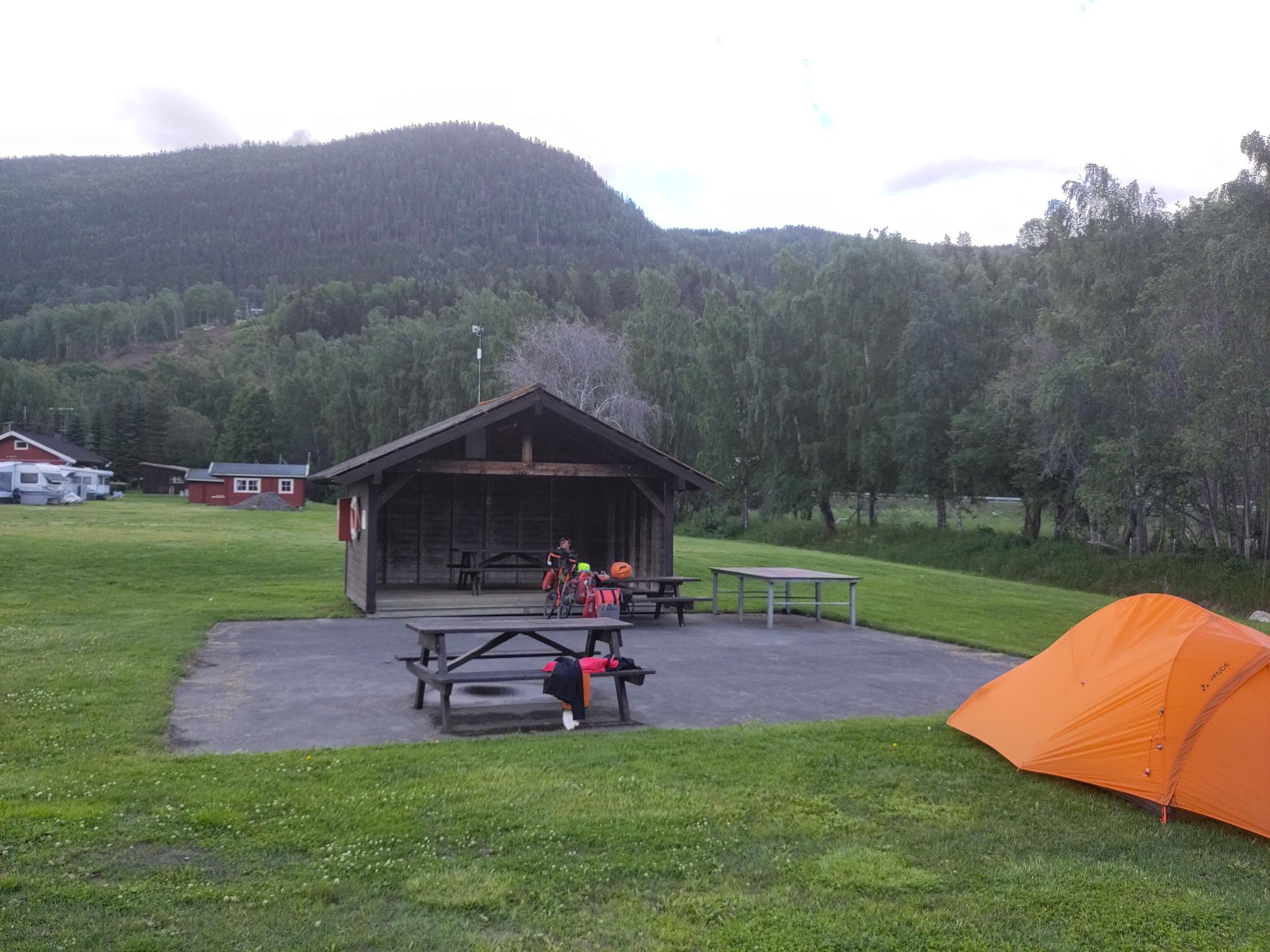 Campingplatz mit Zelt und kleiner Hütte