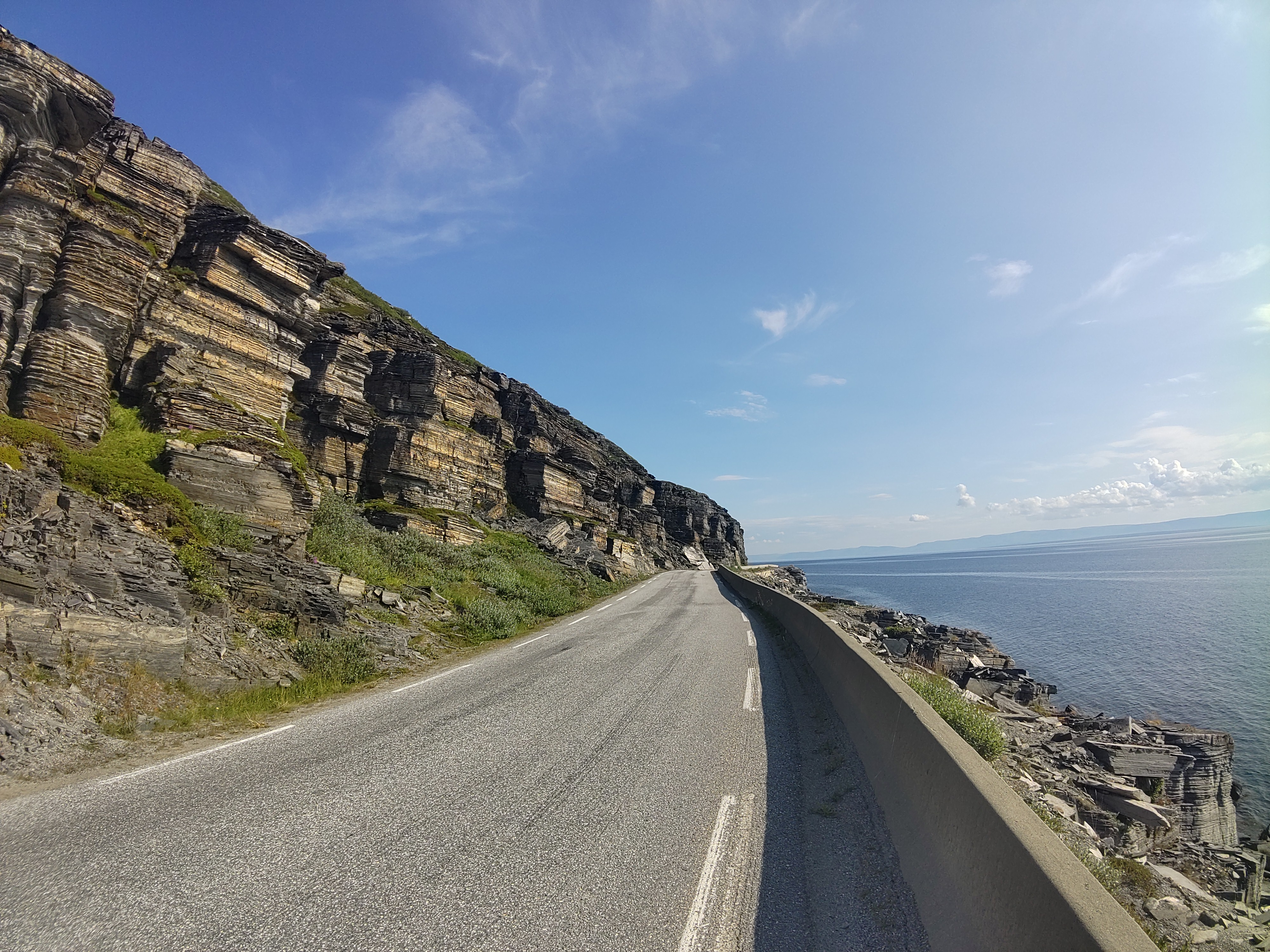 Schieferartiges Gebirge neben Straße